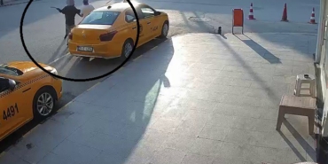 suc-makinesi-onune-geleni-satirla-yaraladi-o-anlar-kameraya-yansidi-PhYxriX9.jpg
