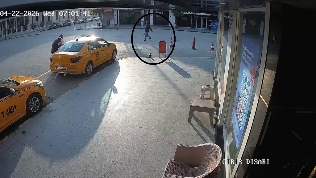 Suç makinesinin satırlı saldırısından anlık refleksle kurtulan taksici: "Geri çekilmesem kellem gitmişti" 5 suc makinesinin satirli saldirisindan anlik refleksle kurtulan taksici geri cekilmesem kellem gitmisti 1 8HS1ZhzS