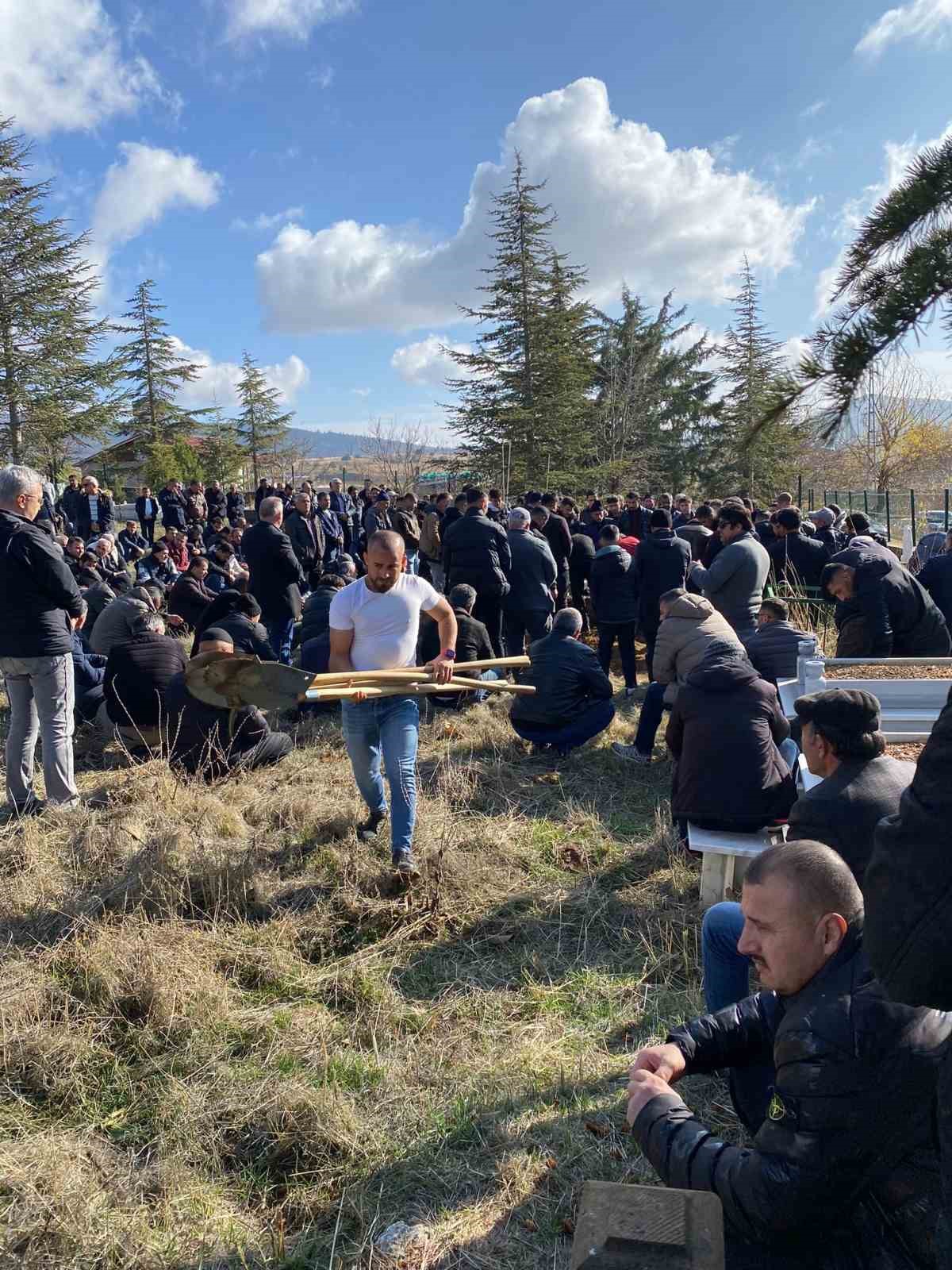 sucsuz yere oldurulen 2 cocuk annesi memleketinde topraga verildi 2