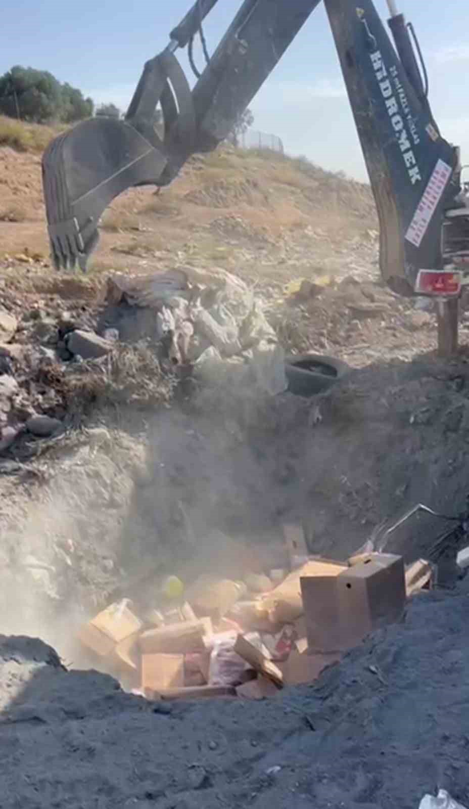 Sucuk, peynir, ketçaptan oluşan 1 ton gıda malzemesi toprağa gömülerek imha edildi 4 sucuk peynir ketcaptan olusan 1 ton gida malzemesi topraga gomulerek imha edildi 0 igLqks2Q
