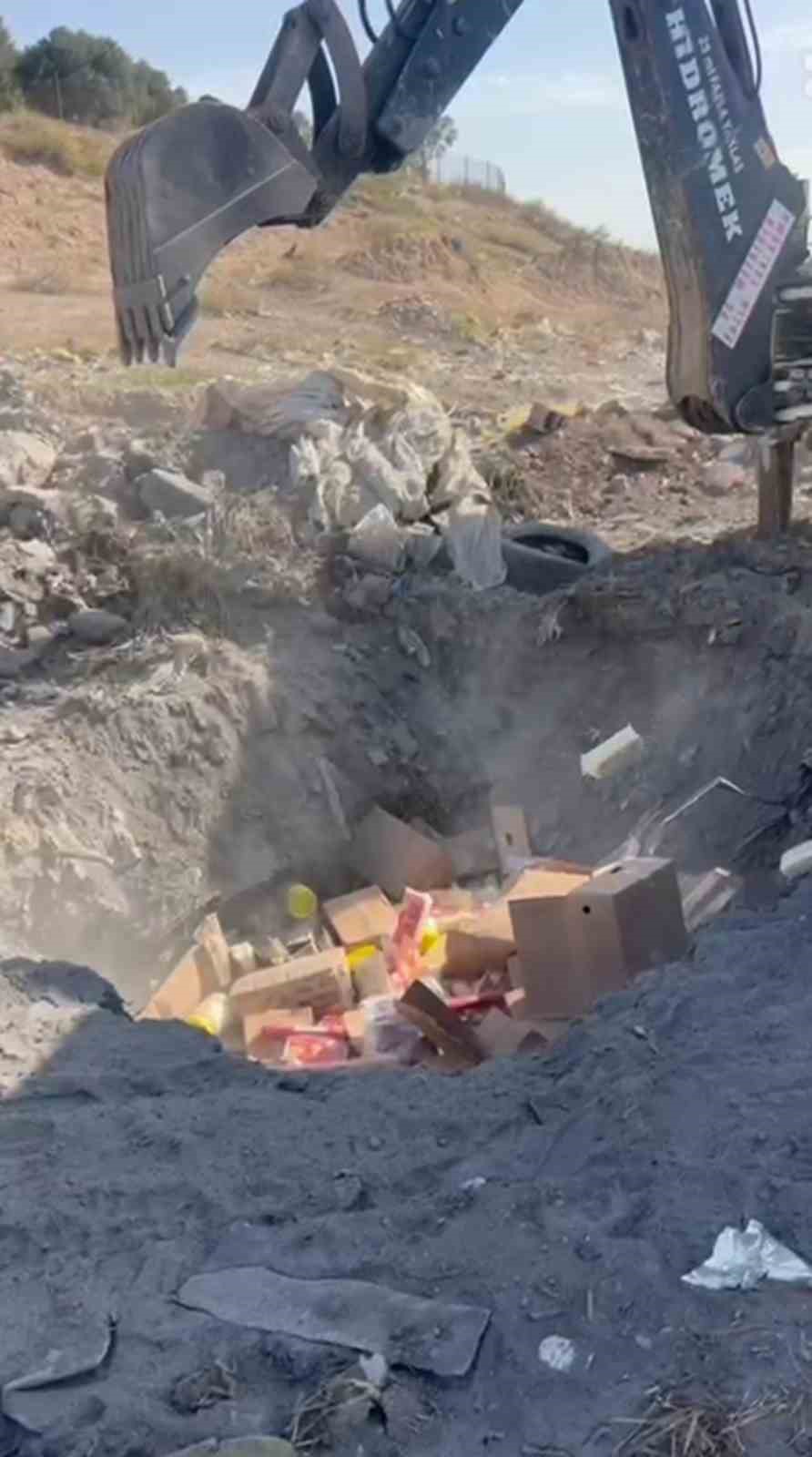 Sucuk, peynir, ketçaptan oluşan 1 ton gıda malzemesi toprağa gömülerek imha edildi 5 sucuk peynir ketcaptan olusan 1 ton gida malzemesi topraga gomulerek imha edildi 1 DuAnRL9p