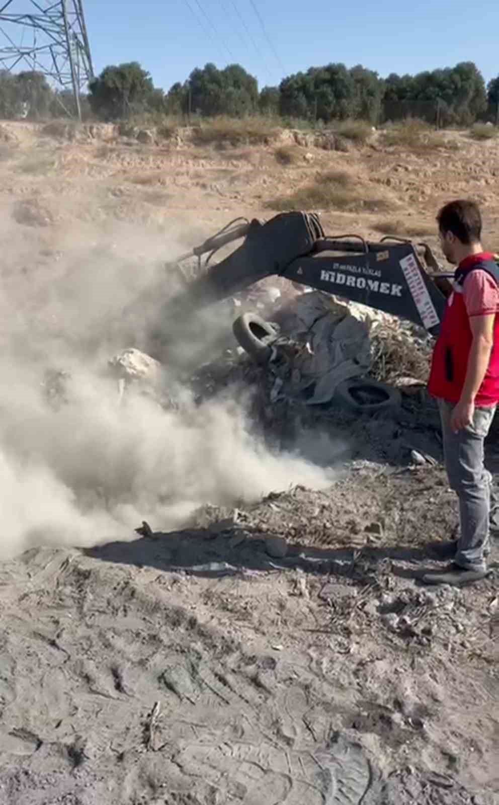 Sucuk, peynir, ketçaptan oluşan 1 ton gıda malzemesi toprağa gömülerek imha edildi 6 sucuk peynir ketcaptan olusan 1 ton gida malzemesi topraga gomulerek imha edildi 2 j4paSOVq