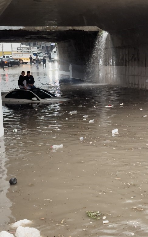 suda mahsur kalan aractaki 2 kisiyi itfaiye ekipleri kurtardi 3 e5ttGzcZ