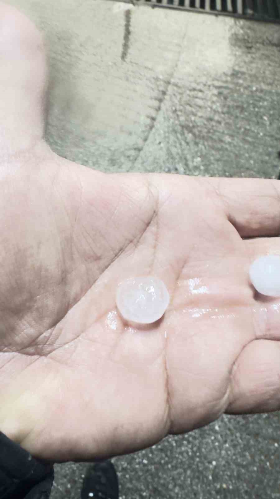suda mahsur kalan aractaki 2 kisiyi itfaiye ekipleri kurtardi 4