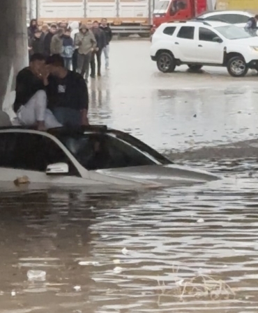 suda-mahsur-kalan-aractaki-2-kisiyi-itfaiye-ekipleri-kurtardi-RiyUNFYn.jpg