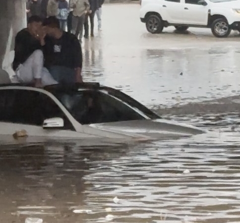 suda-mahsur-kalan-aractaki-2-kisiyi-itfaiye-ekipleri-kurtardi-RiyUNFYn.jpg