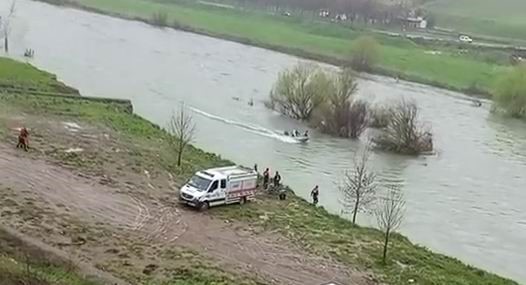 Suda mahsur kalan vatandaşın yardımına AFAD yetişti 4 suda mahsur kalan vatandasin yardimina afad yetisti 0 F2y4FZVR
