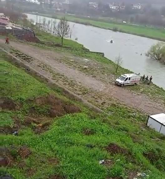 Suda mahsur kalan vatandaşın yardımına AFAD yetişti 5 suda mahsur kalan vatandasin yardimina afad yetisti 1 9lTtpupq