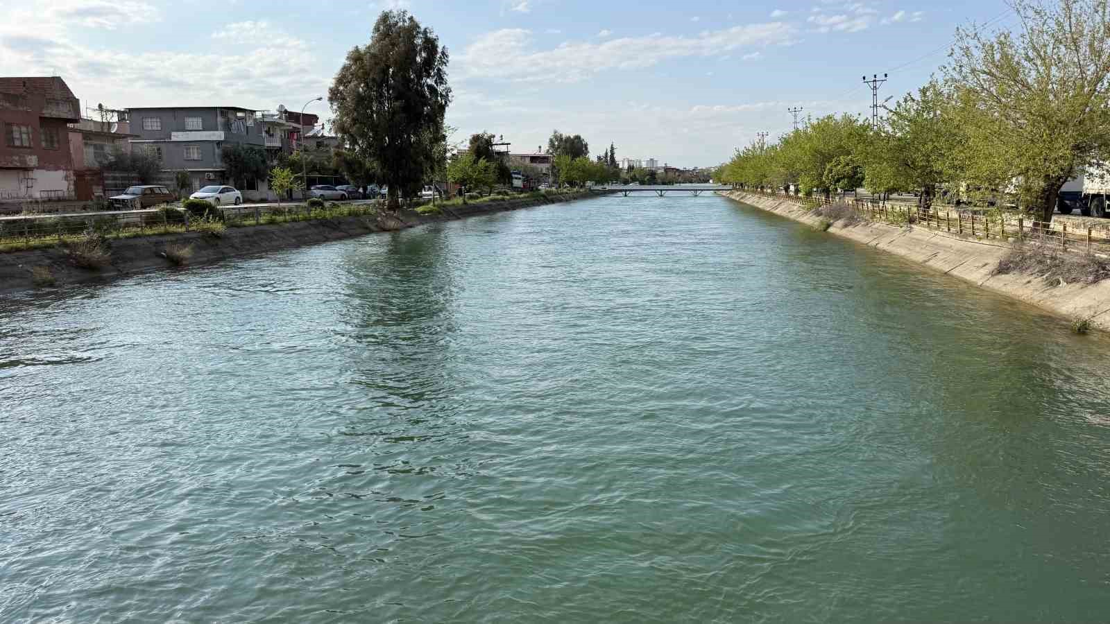 Sulama kanalına düşen çocuğu kurtarmak için zamanla yarıştılar 6 sulama kanalina dusen cocugu kurtarmak icin zamanla yaristilar 2 wbPhKwbu
