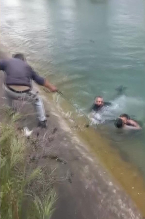 Sulama kanalına düşen çocuğu kurtarmak için zamanla yarıştılar 9 sulama kanalina dusen cocugu kurtarmak icin zamanla yaristilar 5 jcVdd25E
