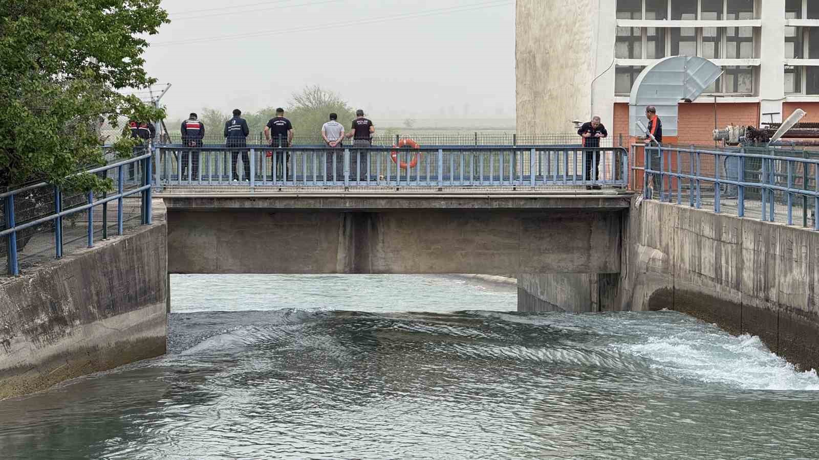 Sulama kanalına giren çocuk kayboldu, yakınları gözyaşı döktü 5 sulama kanalina giren cocuk kayboldu yakinlari gozyasi doktu 1