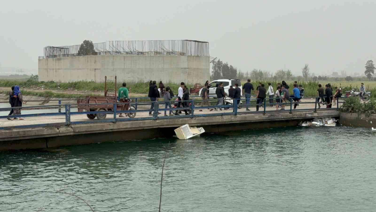Sulama kanalına giren çocuk kayboldu, yakınları gözyaşı döktü 8 sulama kanalina giren cocuk kayboldu yakinlari gozyasi doktu 4 28NJNR2K
