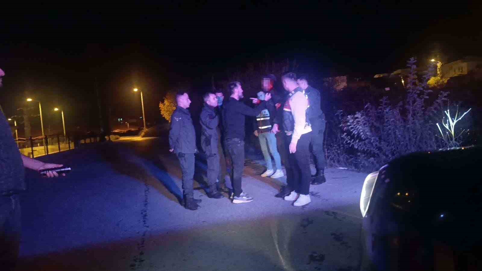 Sulama kanalına uçan araçtan ekipler kurtardı, alkolmetreyi üflemeyince ehliyetine el konuldu 5 sulama kanalina ucan aractan ekipler kurtardi alkolmetreyi uflemeyince ehliyetine el konuldu 1 UTQqqpEb