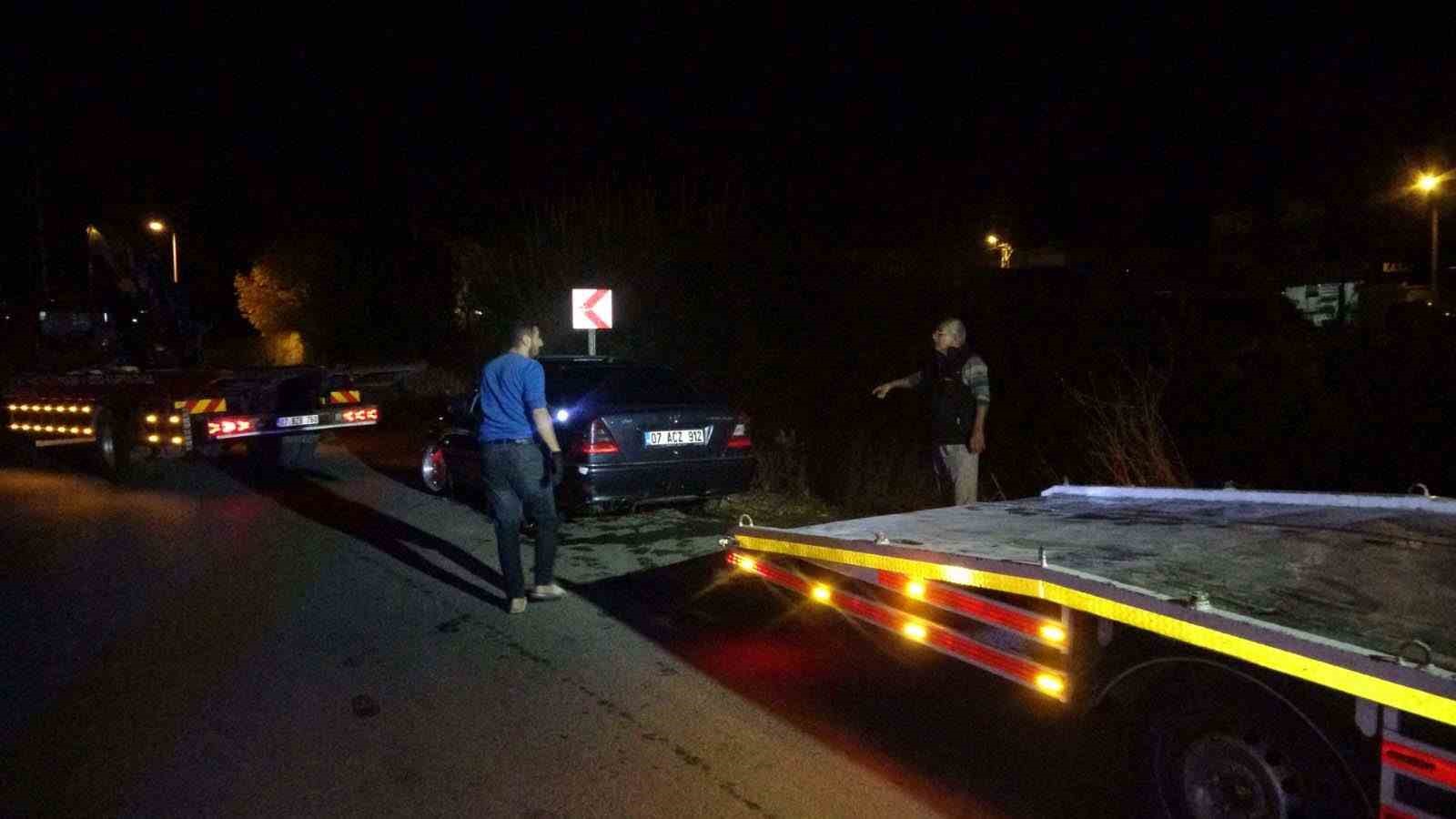 Sulama kanalına uçan araçtan ekipler kurtardı, alkolmetreyi üflemeyince ehliyetine el konuldu 14 sulama kanalina ucan aractan ekipler kurtardi alkolmetreyi uflemeyince ehliyetine el konuldu 10 hQn7UvQJ