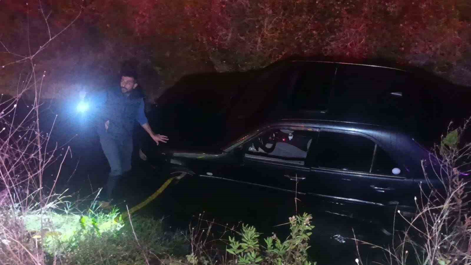 Sulama kanalına uçan araçtan ekipler kurtardı, alkolmetreyi üflemeyince ehliyetine el konuldu 6 sulama kanalina ucan aractan ekipler kurtardi alkolmetreyi uflemeyince ehliyetine el konuldu 2 Q3JCGdsy