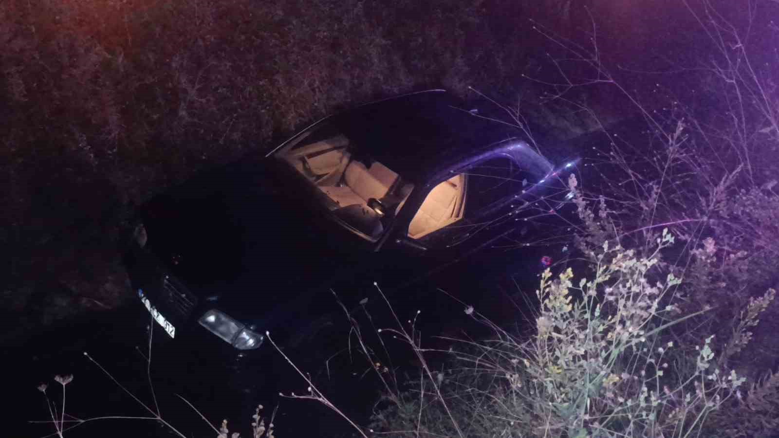 Sulama kanalına uçan araçtan ekipler kurtardı, alkolmetreyi üflemeyince ehliyetine el konuldu 8 sulama kanalina ucan aractan ekipler kurtardi alkolmetreyi uflemeyince ehliyetine el konuldu 4 Yj33CSt3