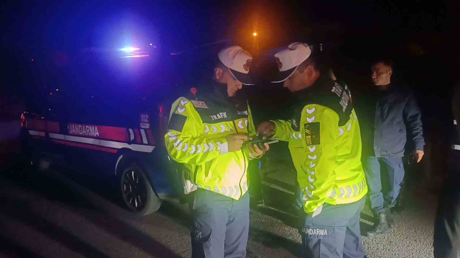 Sulama kanalına uçan araçtan ekipler kurtardı, alkolmetreyi üflemeyince ehliyetine el konuldu 11 sulama kanalina ucan aractan ekipler kurtardi alkolmetreyi uflemeyince ehliyetine el konuldu 7 8esNEwUc
