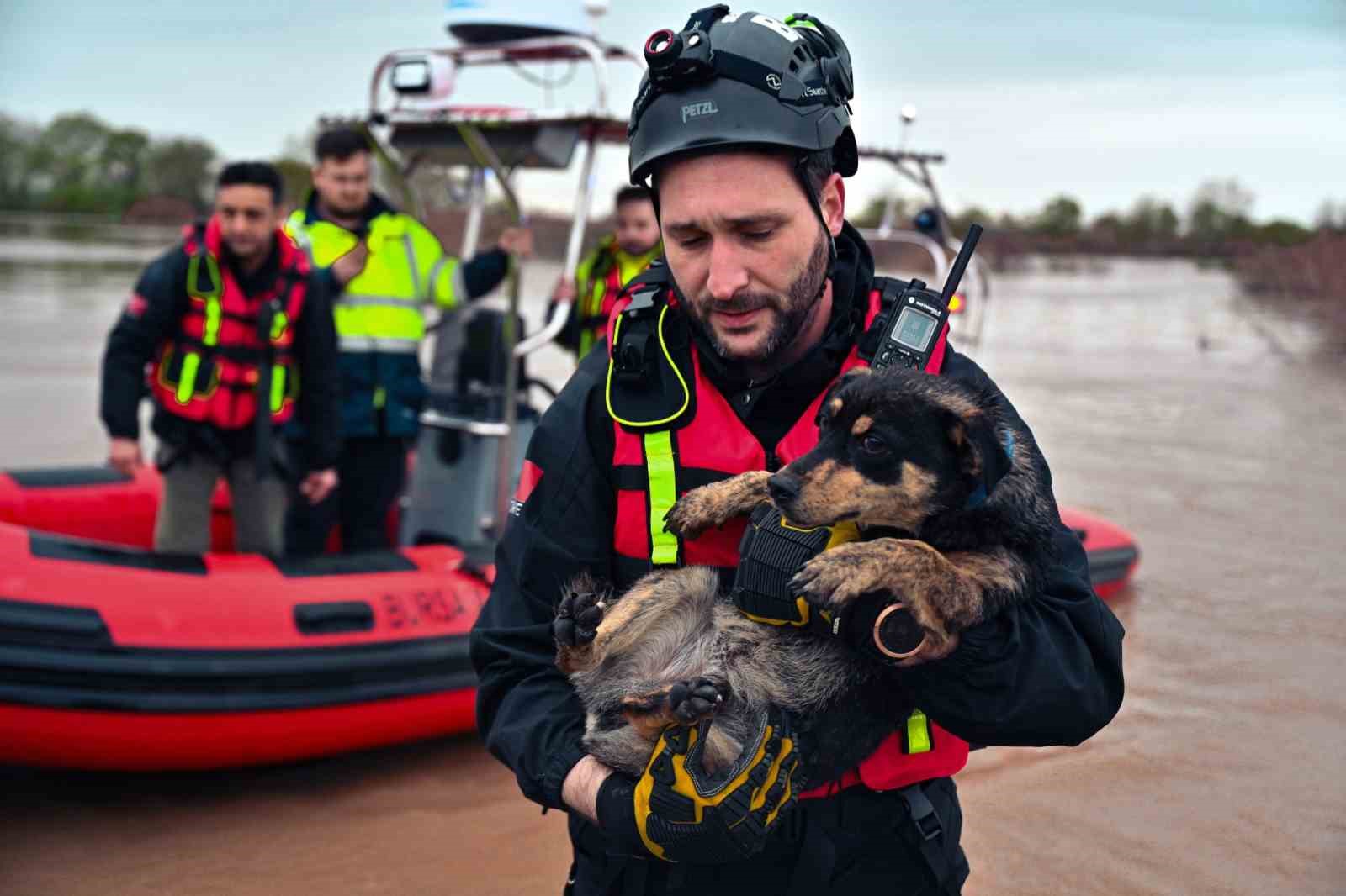 sular altinda kalan bag evinde mahsur kalan iki kopegi belediye ekipleri kurtardi 0 Q9cZWh2u