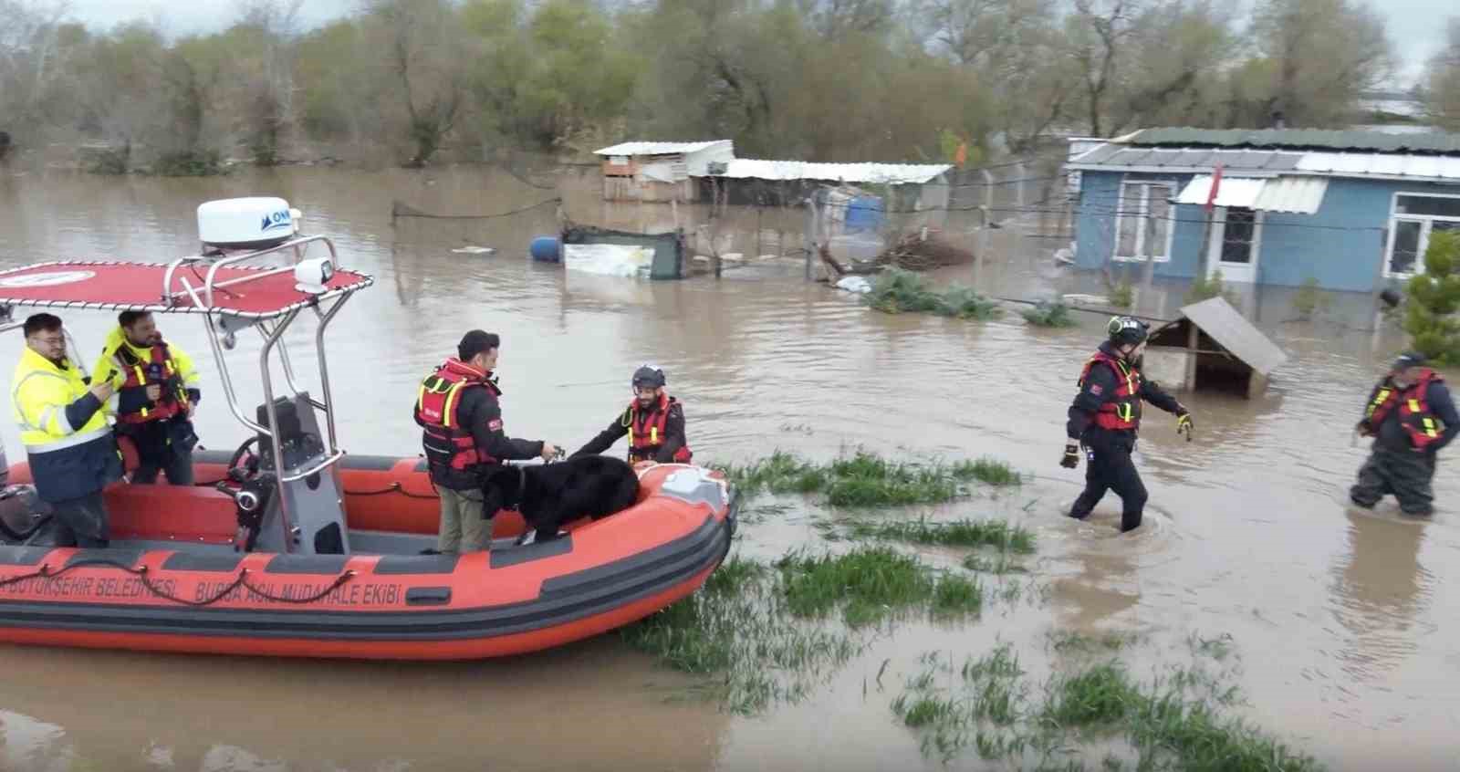 sular altinda kalan bag evinde mahsur kalan iki kopegi belediye ekipleri kurtardi 7 67XdXXEW