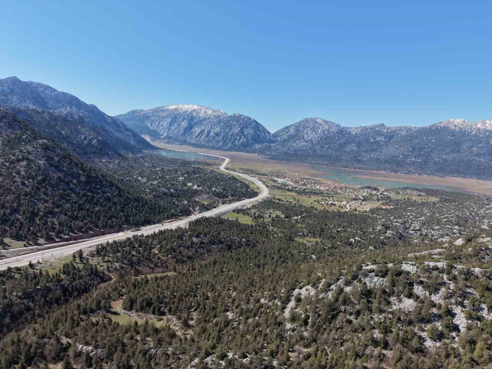 sular cekildikten sonra yeniden ulasima acilan antalya konya kara yolu havadan goruntulendi 4 VA2DgikM