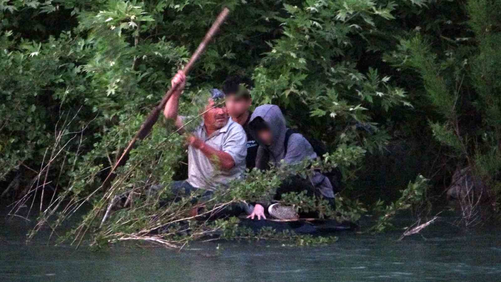 sularin bir anda yukselmesiyle irmaktaki adacikta mahsur kalan 2 cocugu sambrel ile kurtardi 0 EwqtTtkS