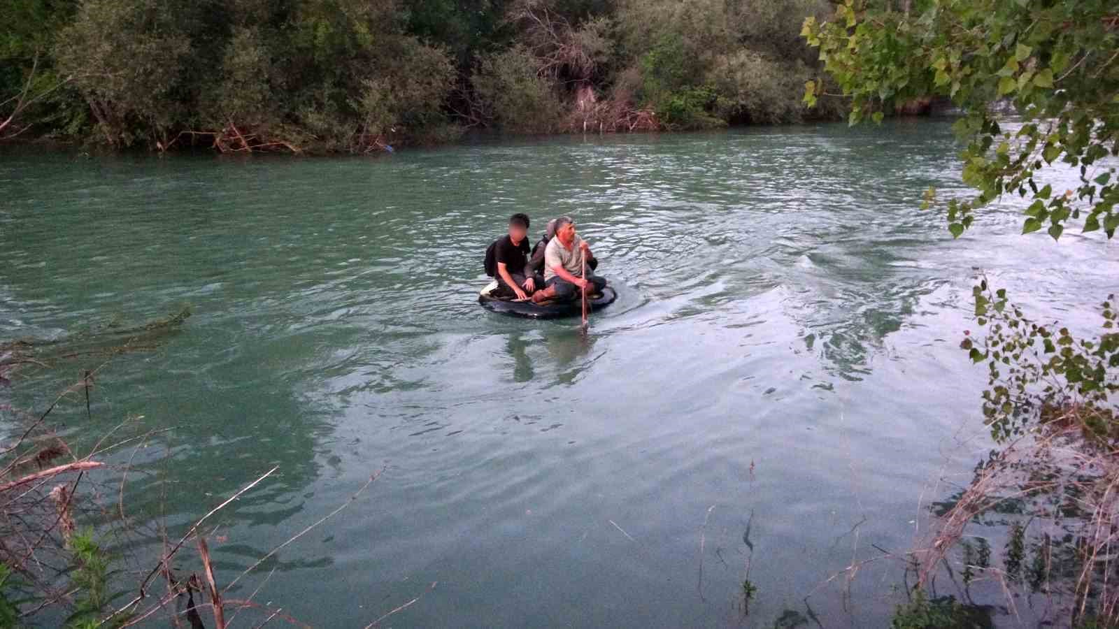 sularin bir anda yukselmesiyle irmaktaki adacikta mahsur kalan 2 cocugu sambrel ile kurtardi 1