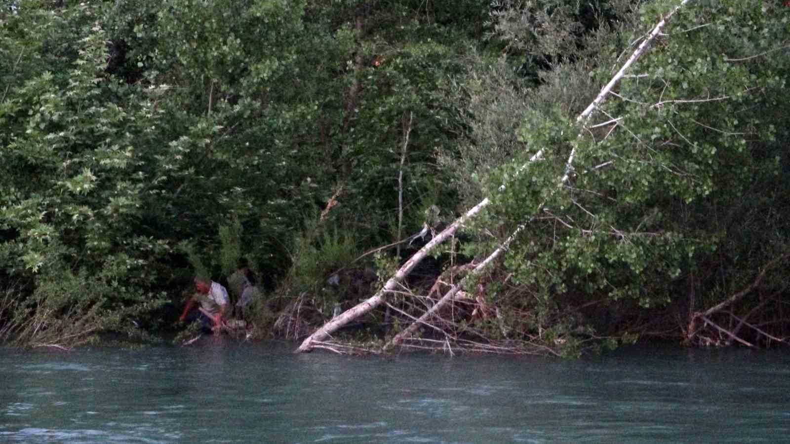 sularin bir anda yukselmesiyle irmaktaki adacikta mahsur kalan 2 cocugu sambrel ile kurtardi 2 lv6h6e61