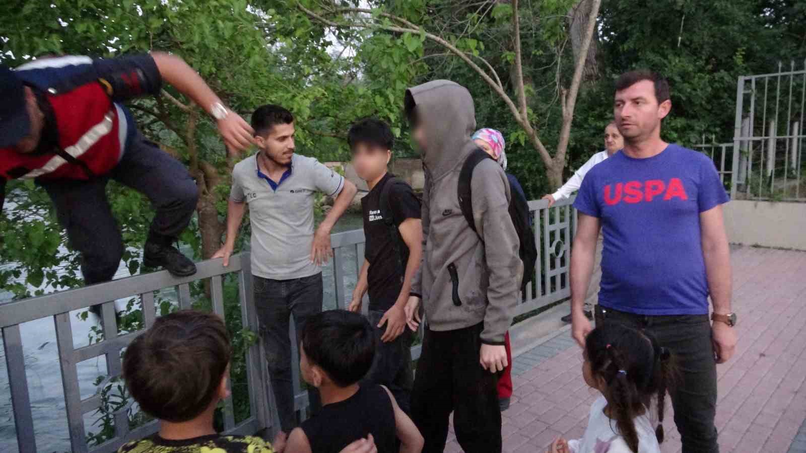 sularin bir anda yukselmesiyle irmaktaki adacikta mahsur kalan 2 cocugu sambrel ile kurtardi 4 wzJkG2zH