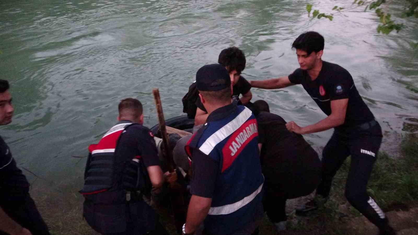 sularin bir anda yukselmesiyle irmaktaki adacikta mahsur kalan 2 cocugu sambrel ile kurtardi 5 ZKL4Y9VD