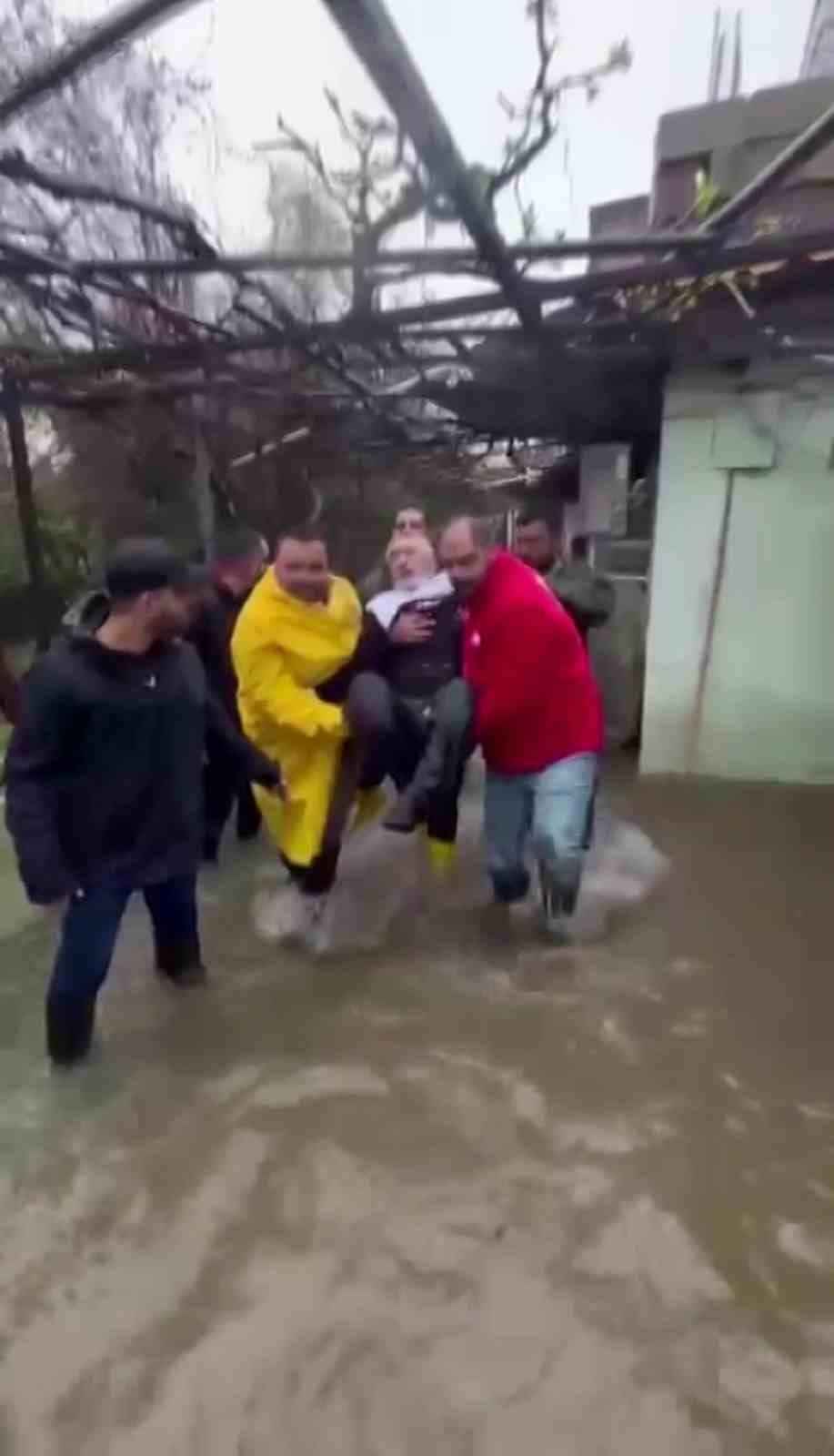 sularin yukseldigi evinde mahsur kalan felcli adamin yardimina kizilay ekipleri yetisti 0 ZEzkXrfw