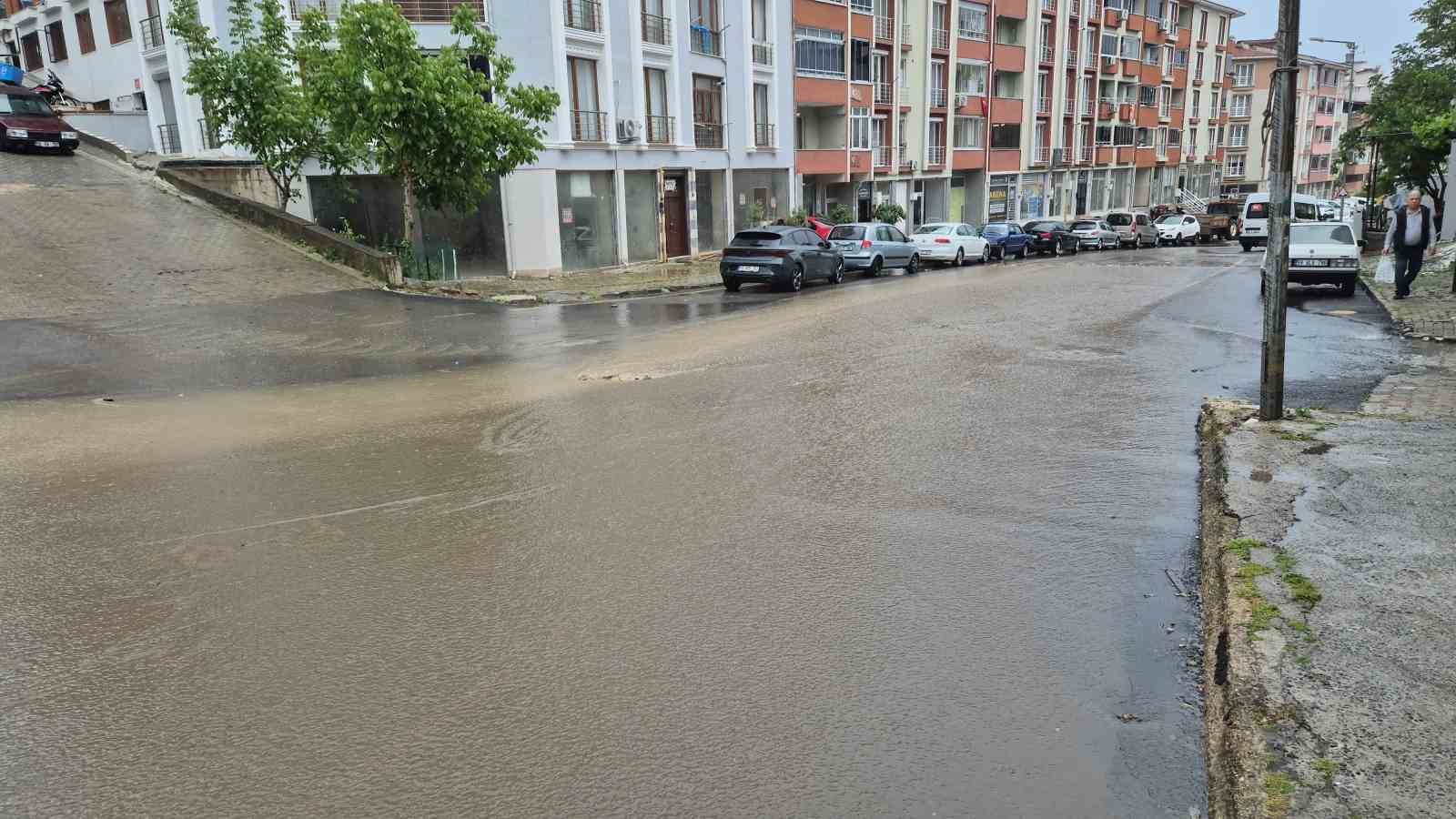 suleymanpasada siddetli saganak yollar dereye dondu 2 YIVBYuzd