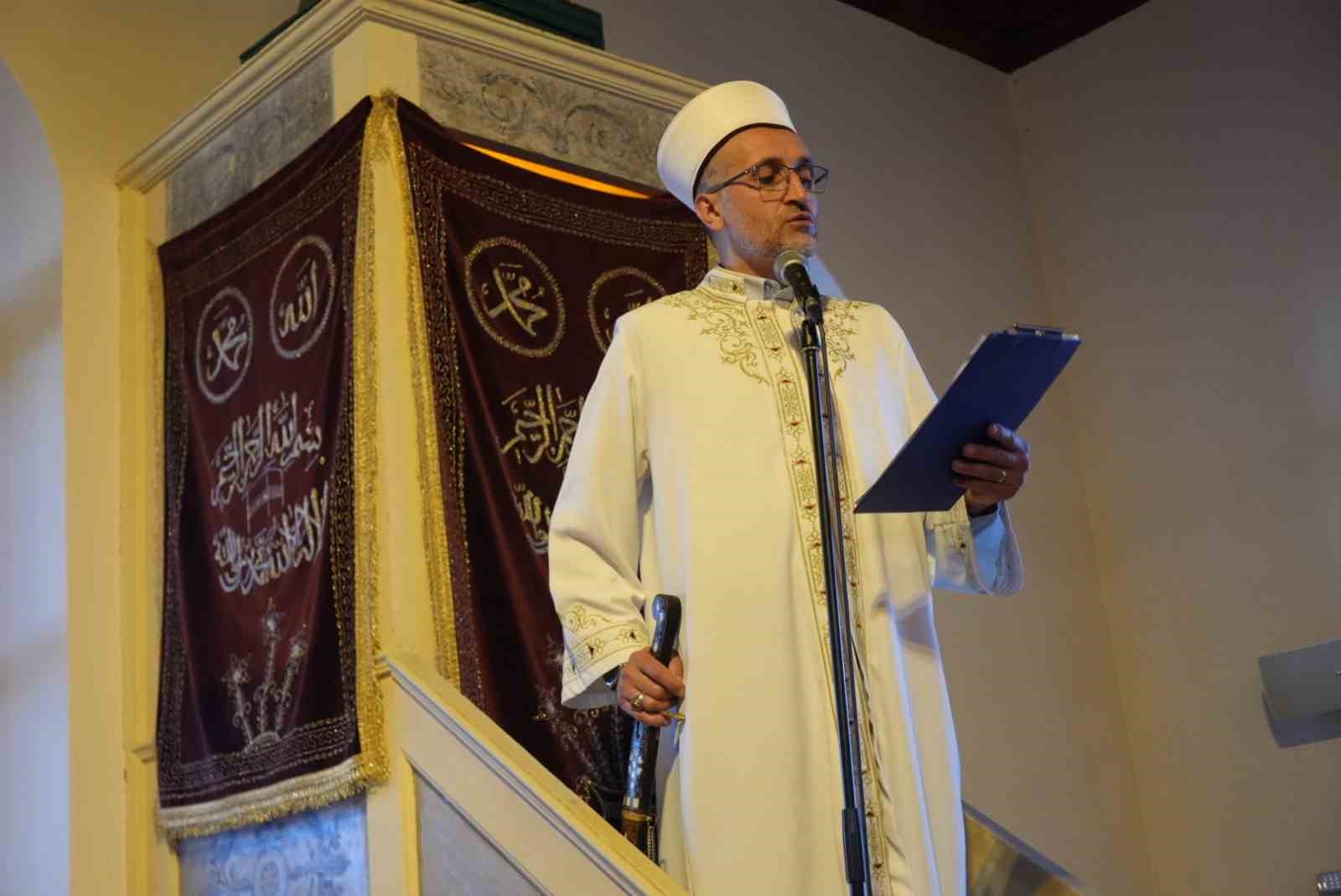 sultan abdulmecidin sifa bulduguna inanilan camide 100 yillik kilicla bayram hutbesi 0 4uQLfROQ