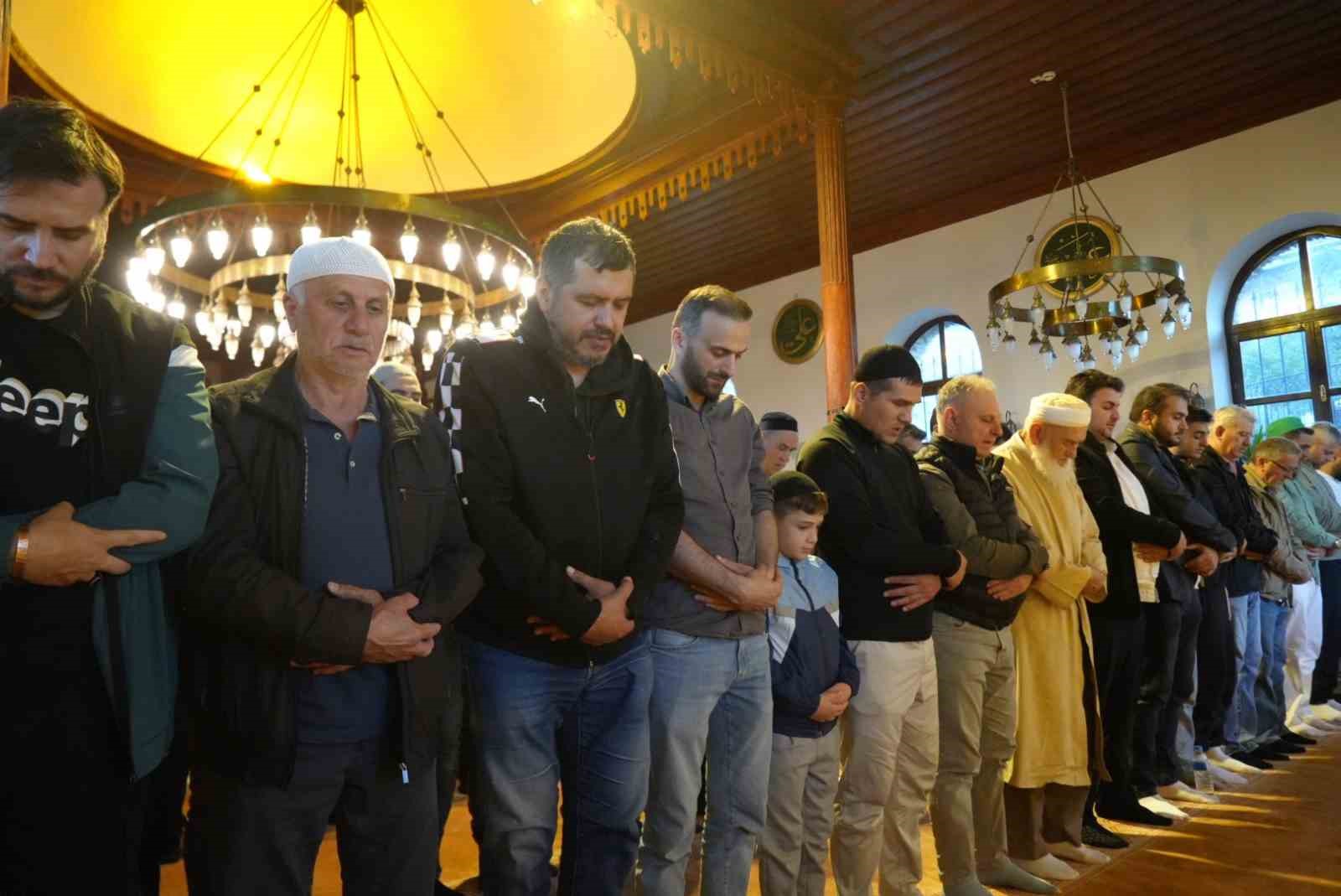 sultan abdulmecidin sifa bulduguna inanilan camide 100 yillik kilicla bayram hutbesi 1 Q26Q9Jq7