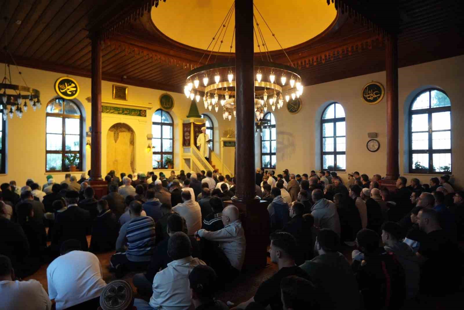 sultan abdulmecidin sifa bulduguna inanilan camide 100 yillik kilicla bayram hutbesi 3 YOPv7up1