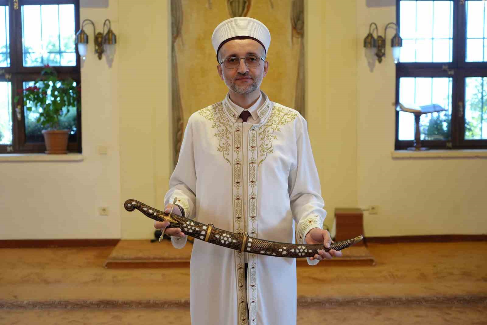 sultan abdulmecidin sifa bulduguna inanilan camide 100 yillik kilicla bayram hutbesi 4 Y8VUzJGC