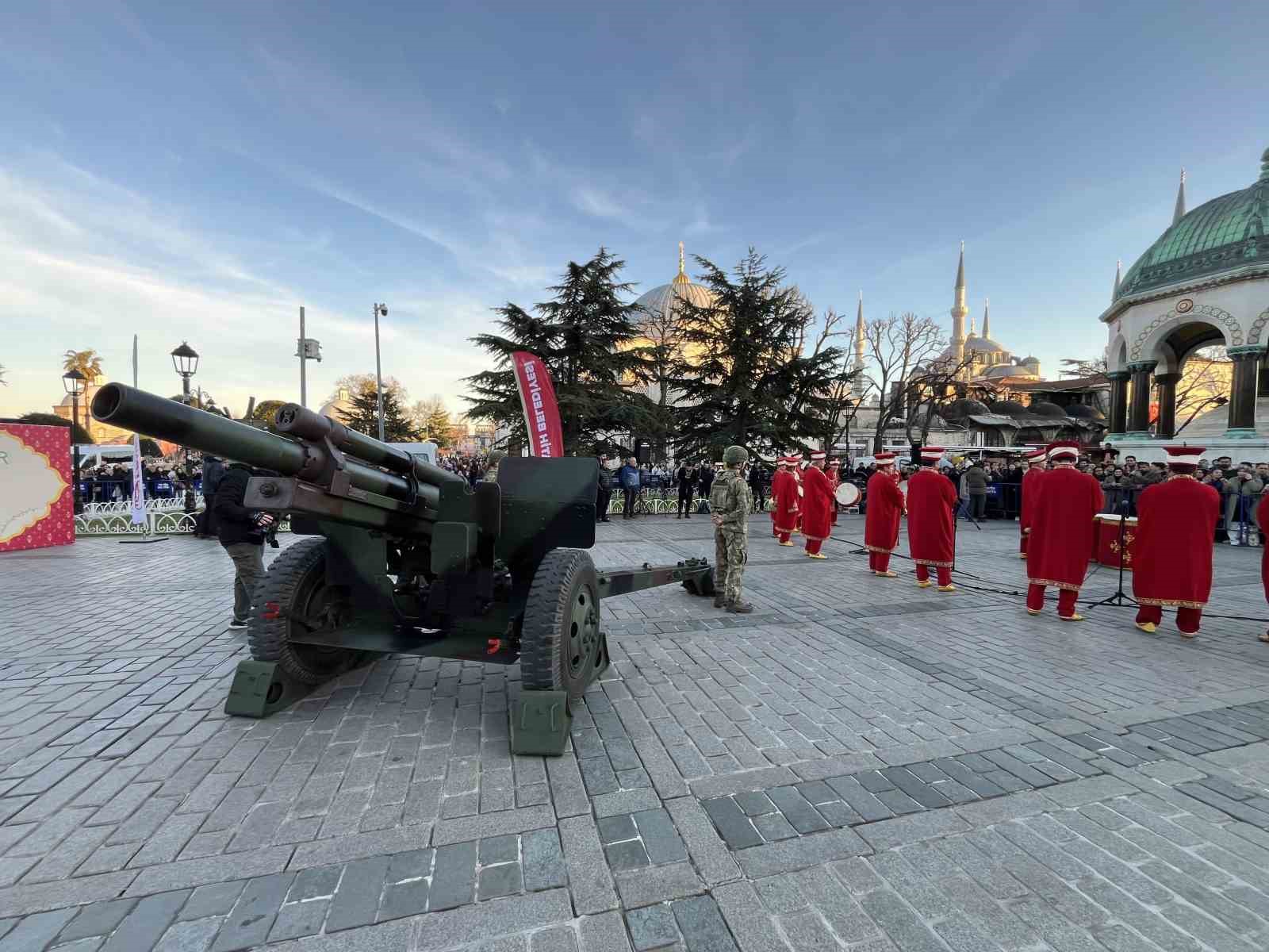 Sultanahmet’te Ramazan ayının ilk iftarında geleneksel top atışı yapıldı 5 sultanahmette ramazan ayinin ilk iftarinda geleneksel top atisi yapildi 1 CC3INAZV