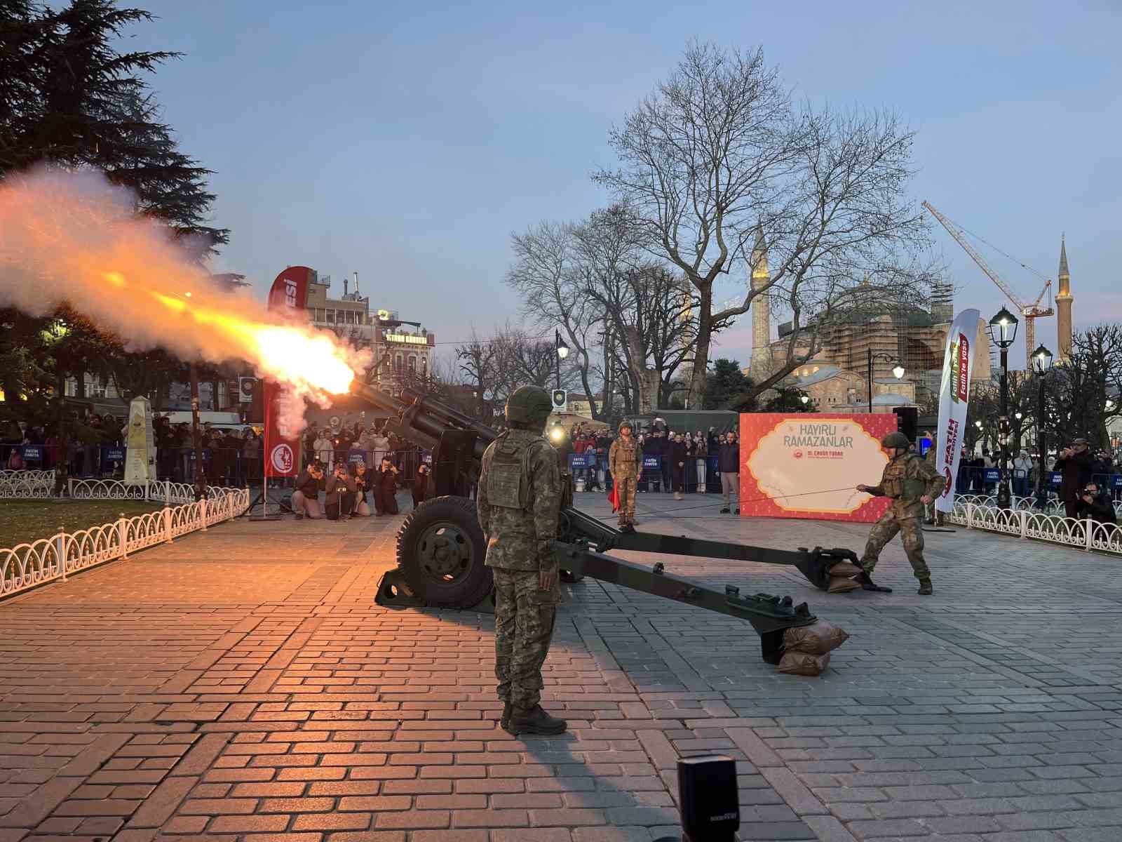 Sultanahmet’te Ramazan ayının ilk iftarında geleneksel top atışı yapıldı 7 sultanahmette ramazan ayinin ilk iftarinda geleneksel top atisi yapildi 3 NGelczgC
