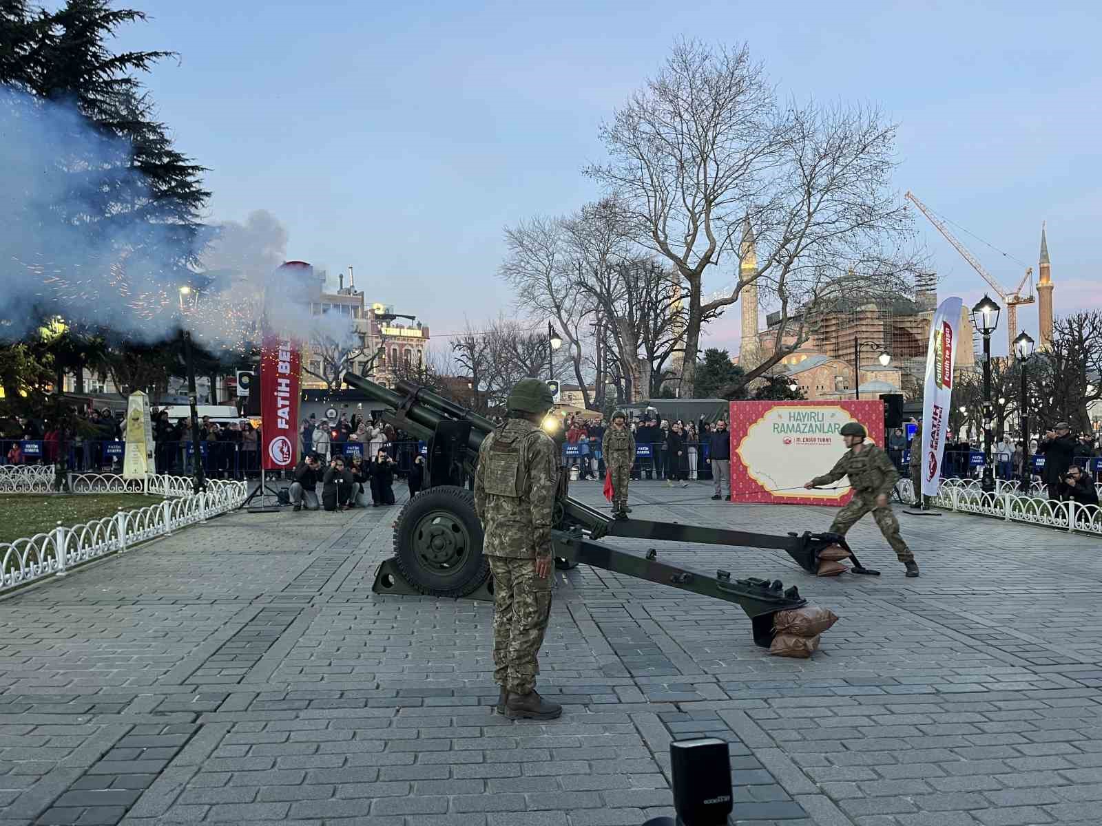 Sultanahmet’te Ramazan ayının ilk iftarında geleneksel top atışı yapıldı 8 sultanahmette ramazan ayinin ilk iftarinda geleneksel top atisi yapildi 4 Cy3UIJ1m