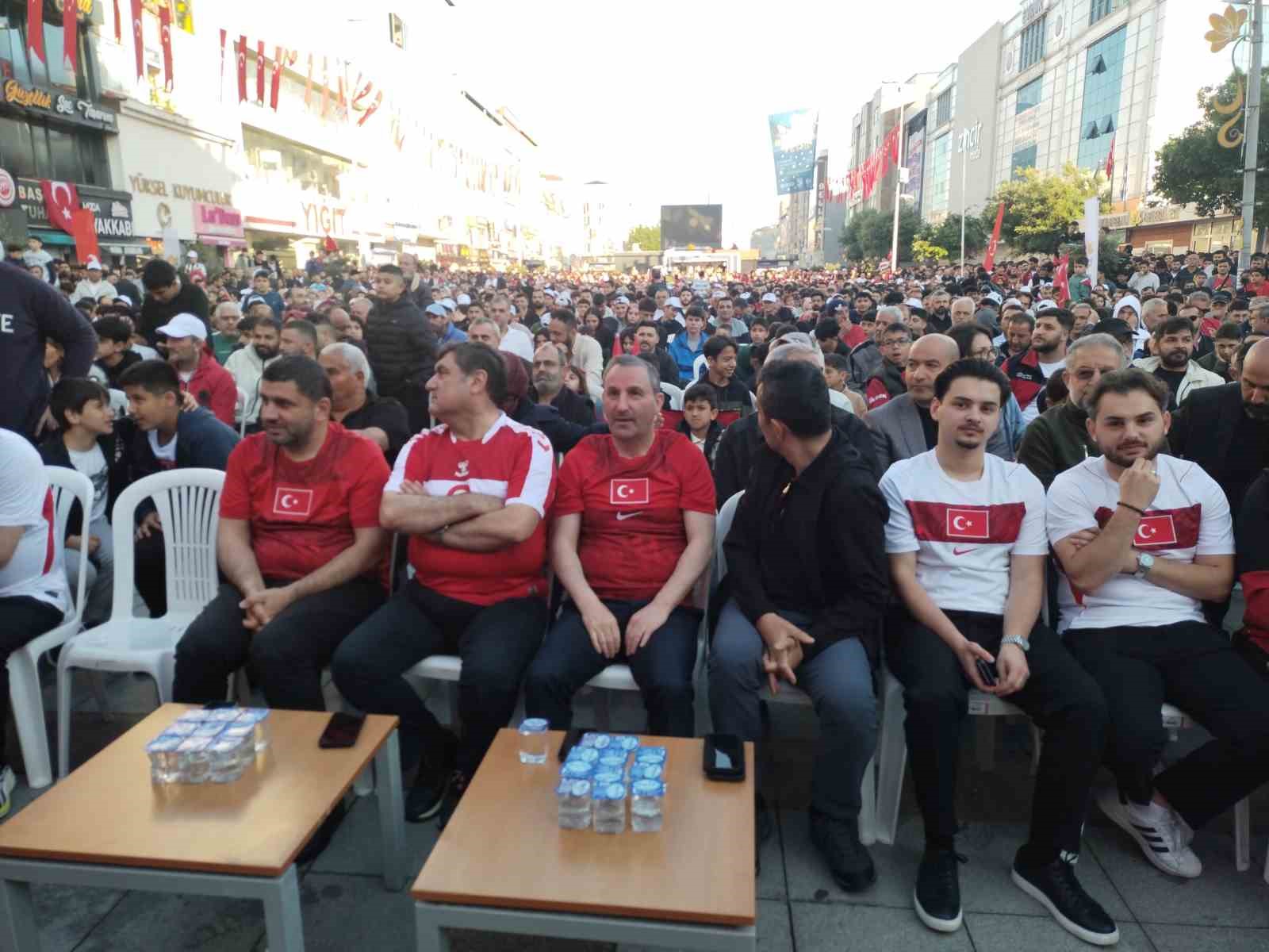 sultanbeyli kent meydaninda vatandaslar milli takim icin tek yurek oldular 0 4uJIs2hq