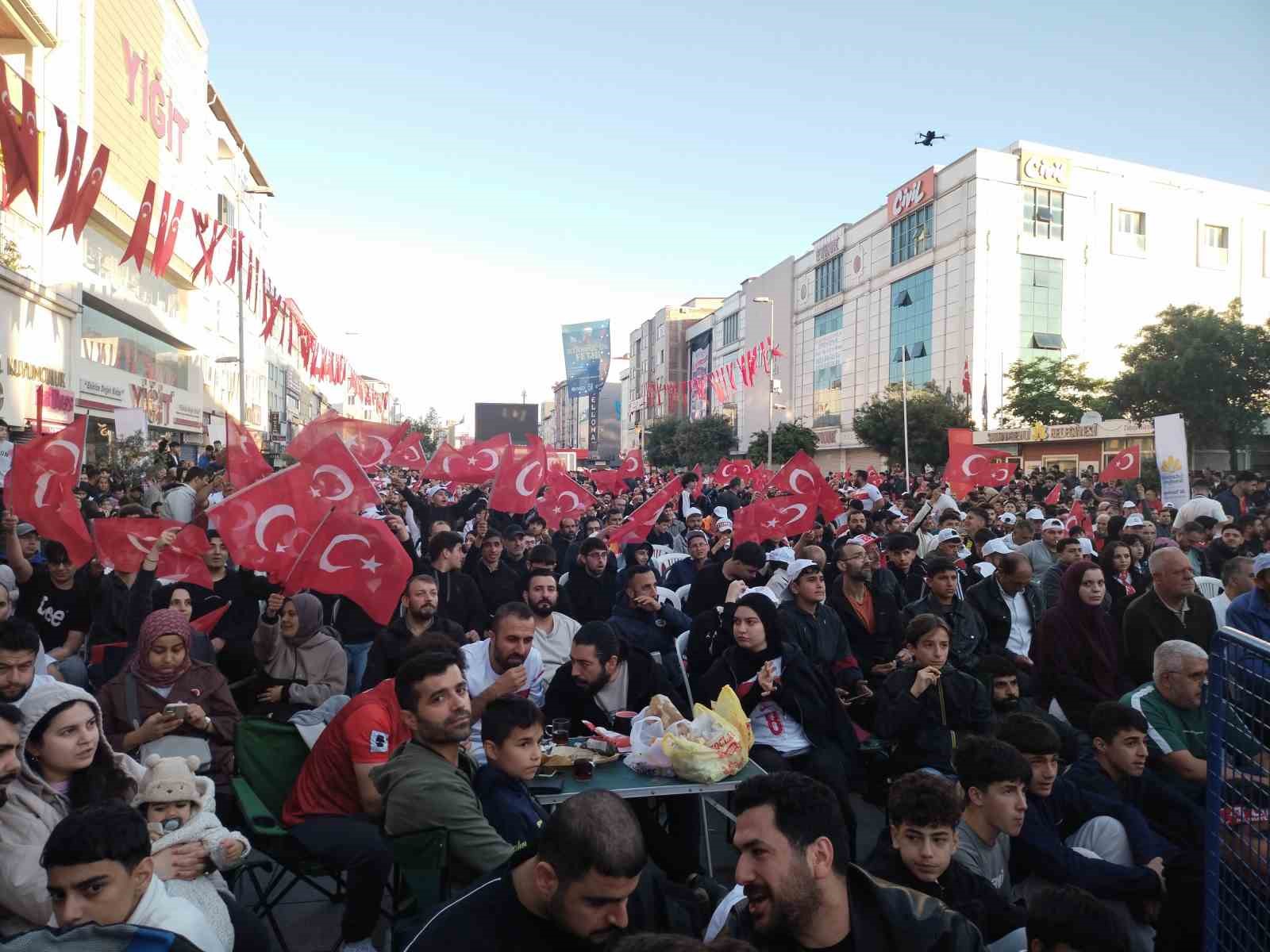 sultanbeyli kent meydaninda vatandaslar milli takim icin tek yurek oldular 2 2Qw1sOap