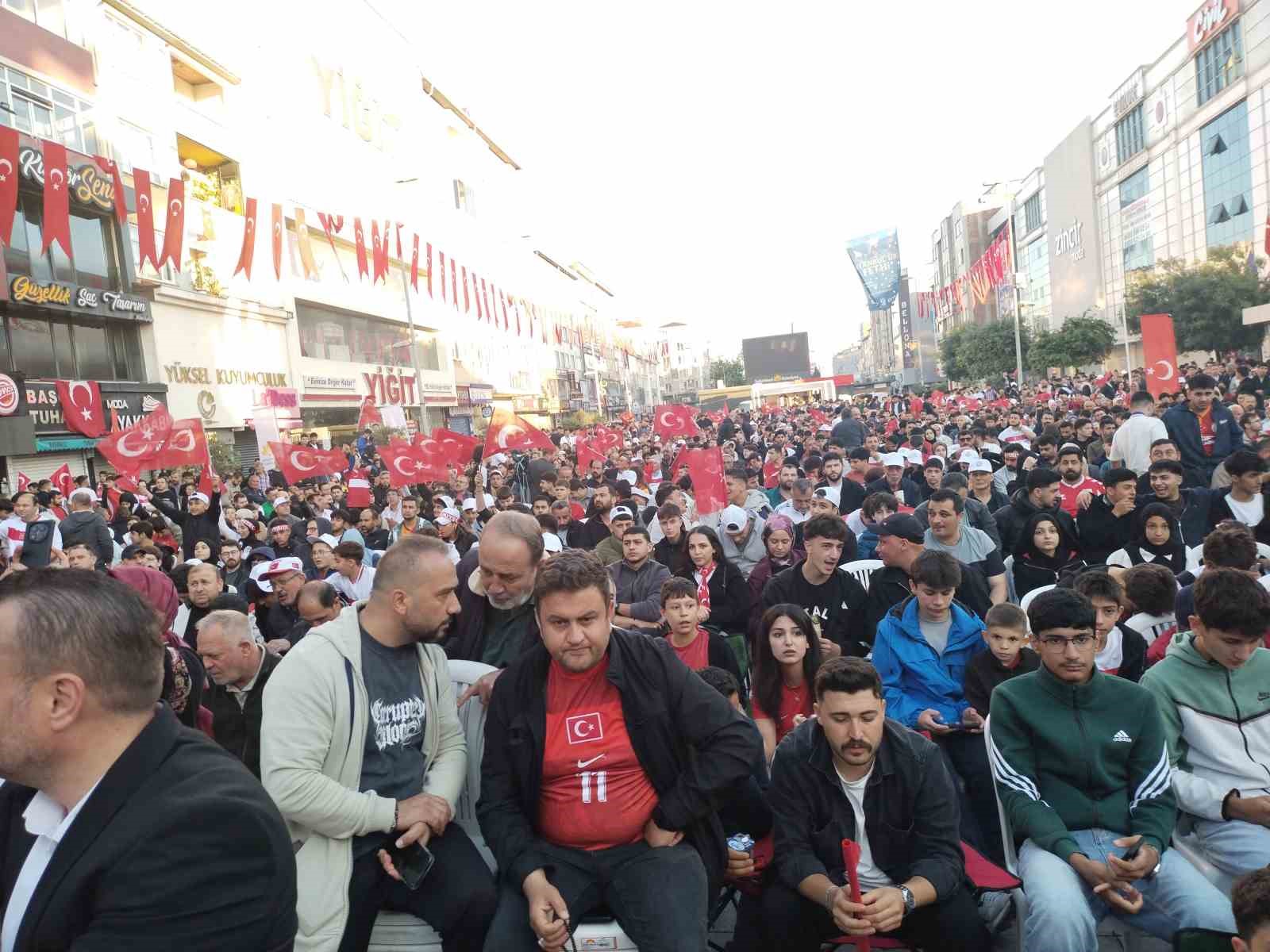 sultanbeyli kent meydaninda vatandaslar milli takim icin tek yurek oldular 3 RbFG7Uw5