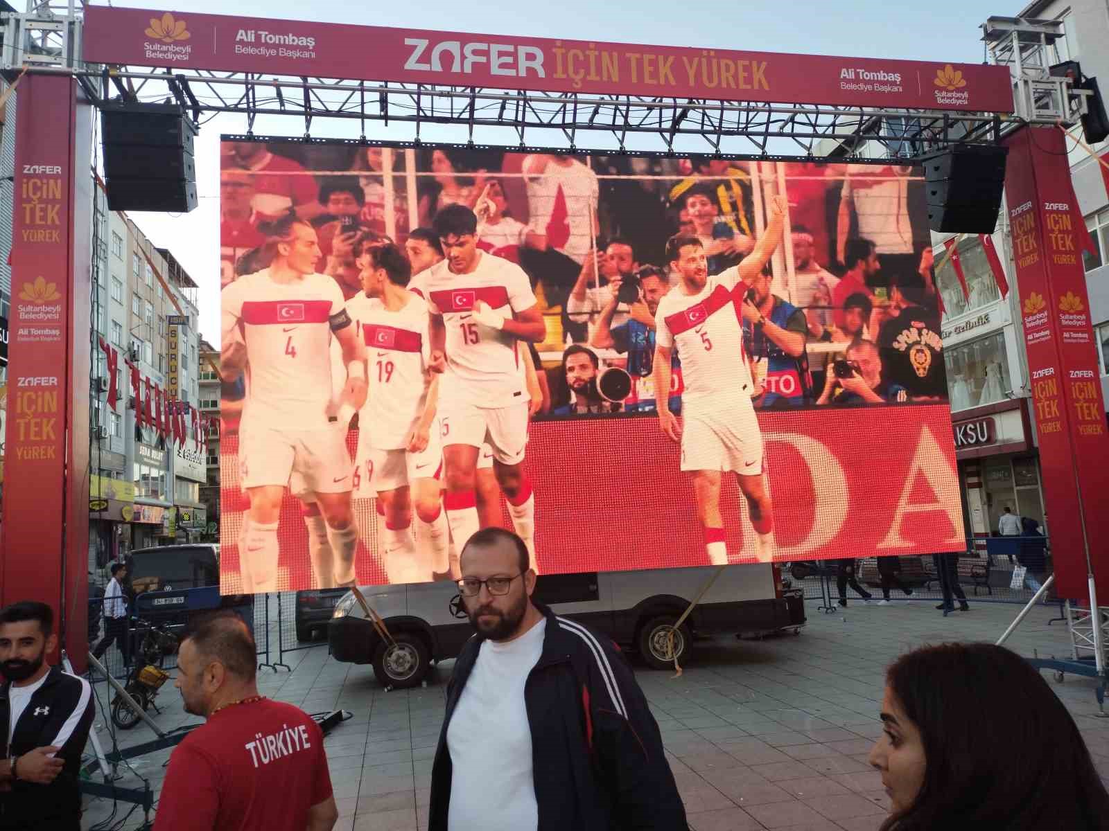 sultanbeyli kent meydaninda vatandaslar milli takim icin tek yurek oldular 4 493tOYvf