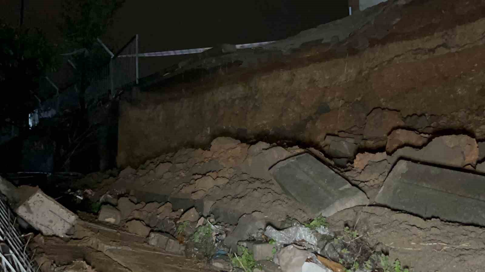 sultanbeylide istinat duvari aracin uzerine coktu 1 QrpbXcQI