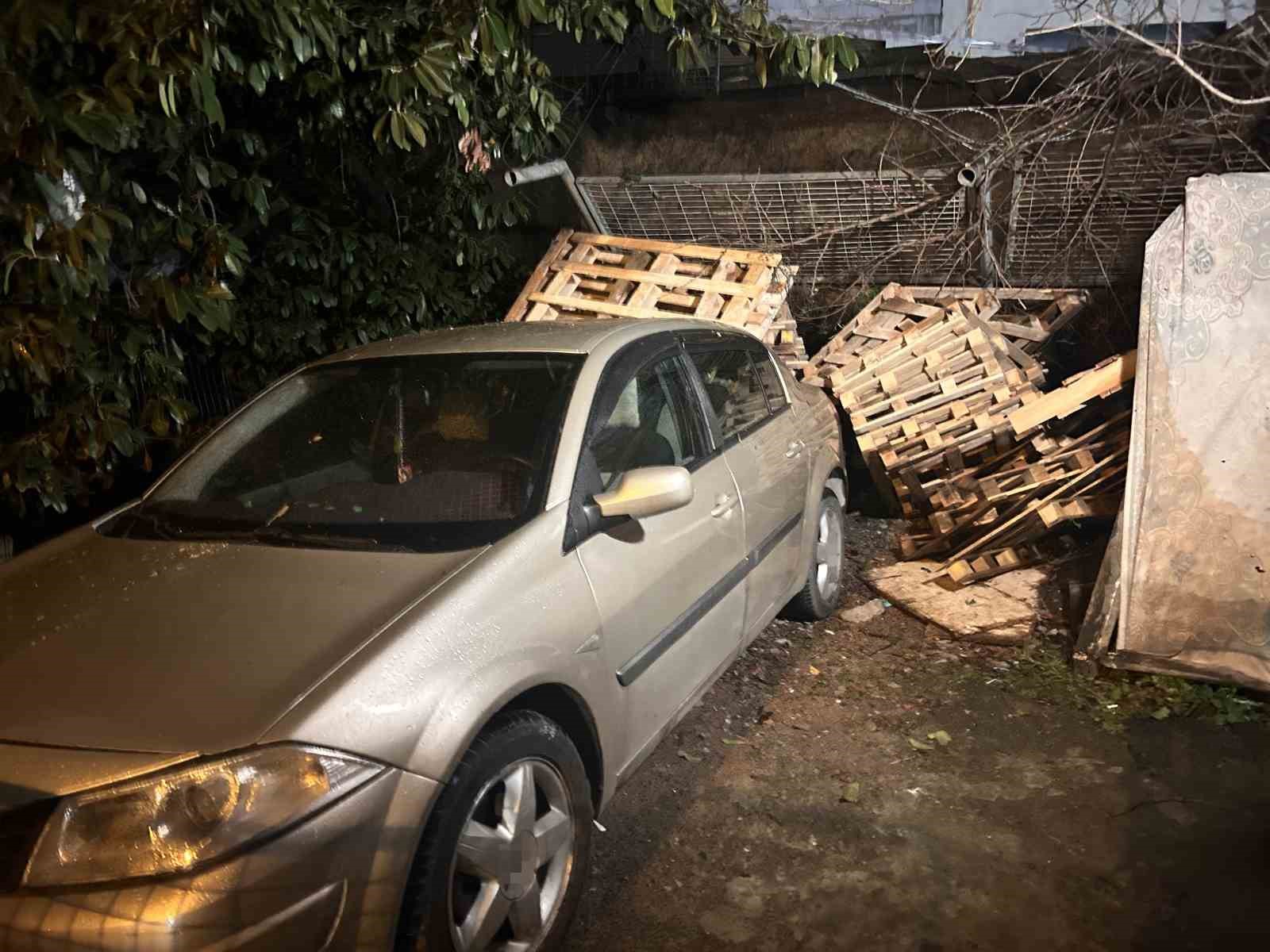 sultanbeylide istinat duvari aracin uzerine coktu 2 DeRehkPT