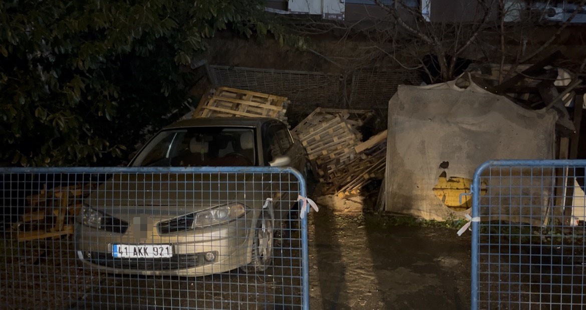sultanbeylide istinat duvari aracin uzerine coktu 3 yBgeKgKX