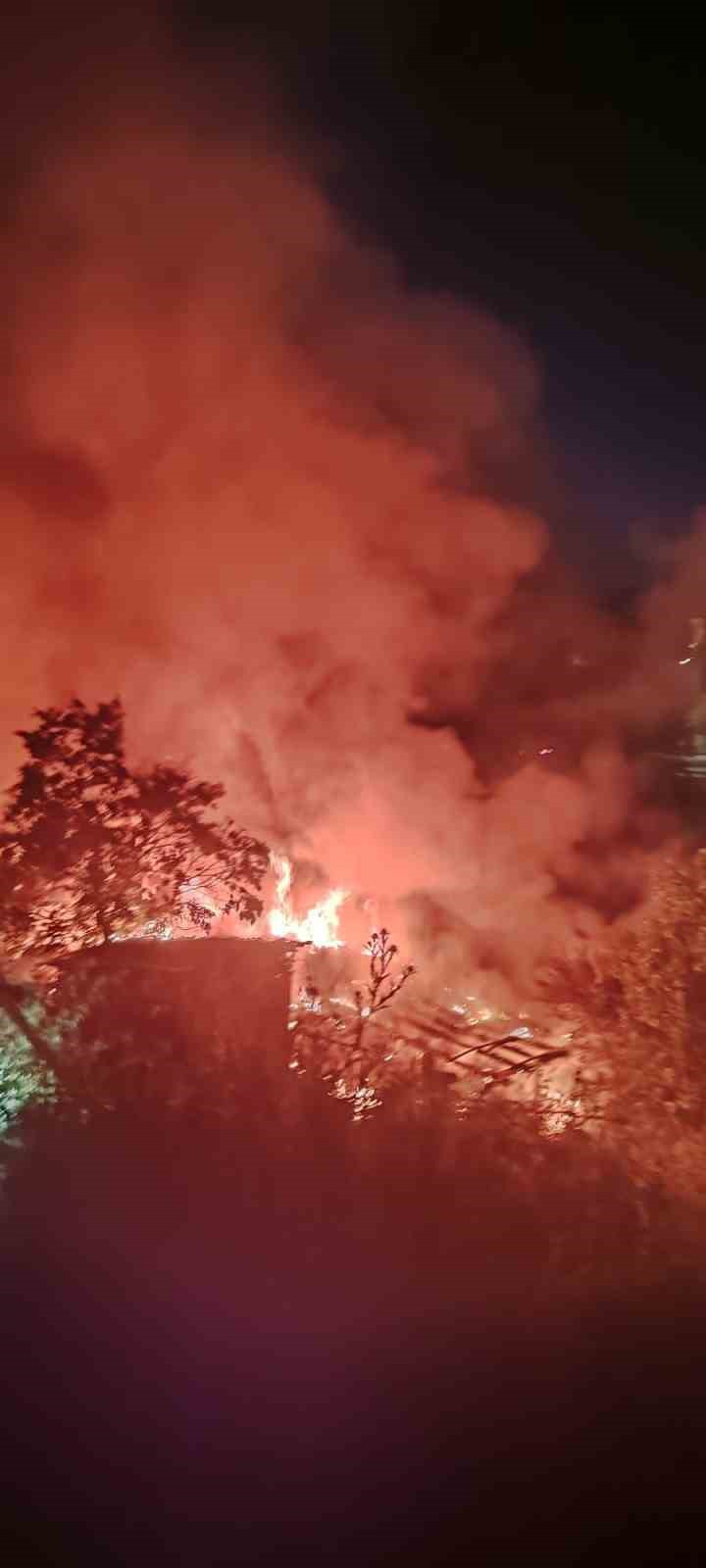 sultanbeylide korkutan gecekondu yangini 0 AGU9fYQR