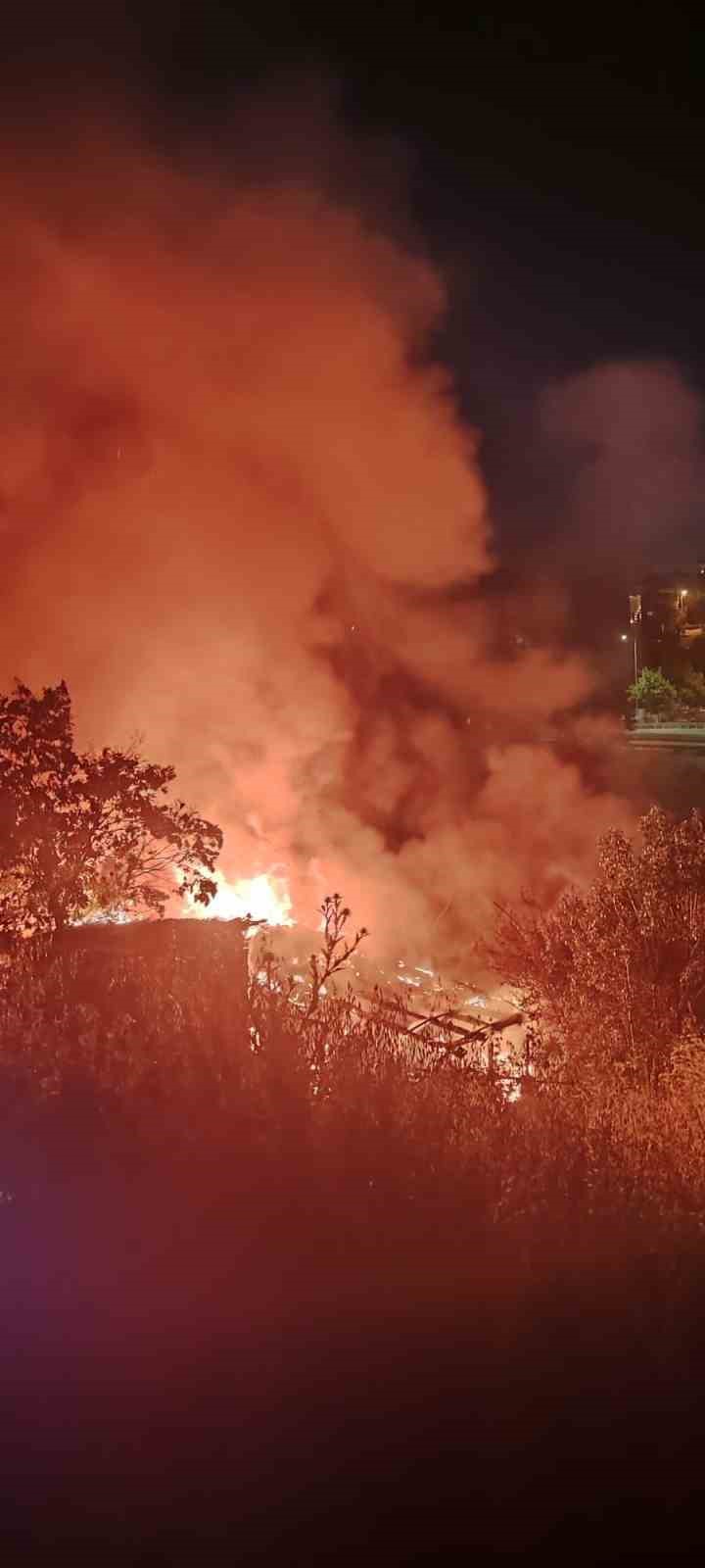 sultanbeylide korkutan gecekondu yangini 1 Us3cljSt