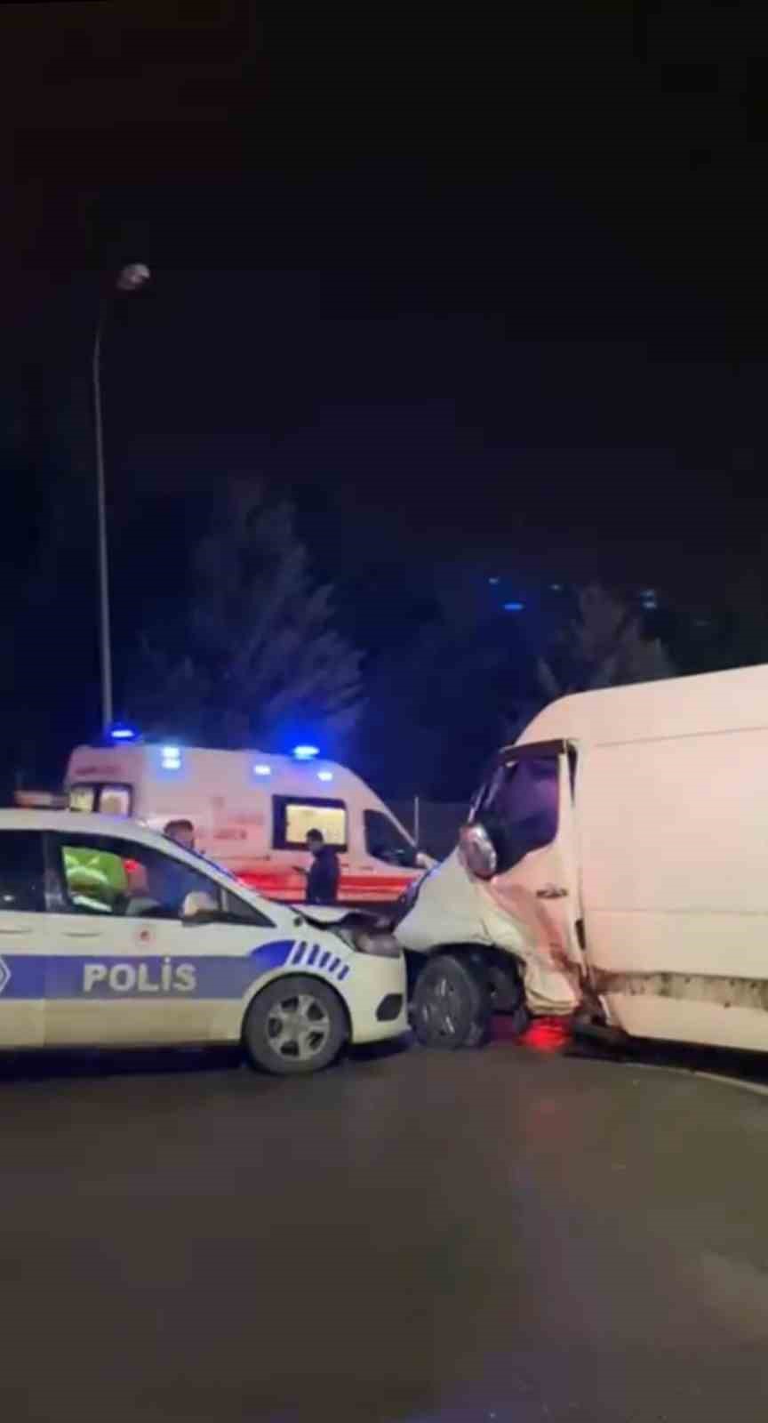 sultanbeylide polis araci ile otomobil carpisti 3 yarali 0 M6b1AQGj