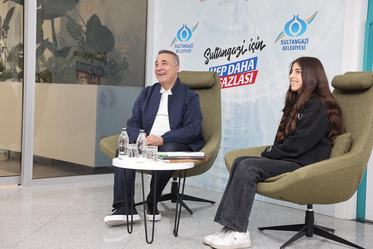 sultangazi belediye baskani abdurrahman dursun genclerle bir araya geldi 3 OMY47Oy9