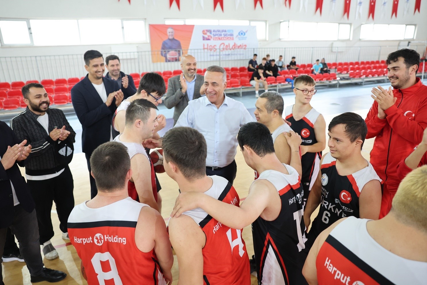 sultangazi belediye baskani dursun down sendromlular basketbol milli takimi ile bulustu 1 N7ZKmGmP